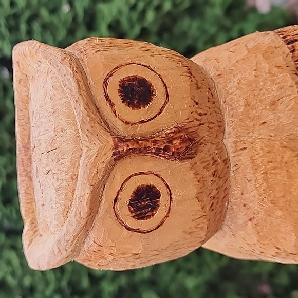 Primitive hand carved wooden owl figurine - Picture 9 of 16